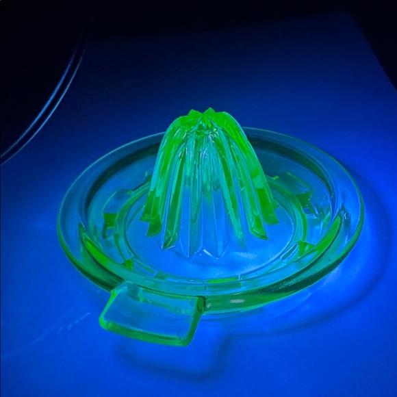 D & B Uranium Glass Juicer with 4 cup Measuring Cup Depression Glass Vintage - Picture 11 of 11
